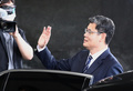 韓国・ソウルの政府施設で、離任式後に手を振る金錬鉄統一相（2020年6月19日撮影）。(c)YONHAP / AFP