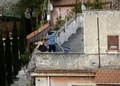 イタリア・ローマ中心部で、平屋根を修理する人（2020年4月6日撮影）。(c)Filippo MONTEFORTE / AFP