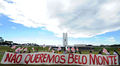 ブラジルの首都ブラジリア（Brasilia）の連邦議会議事堂前で、北部パラ（Para）州のアマゾン（Amazon）流域に建設予定のベロモンテ（Belo Monte）水力発電ダムの建設に抗議し、｢ベロモンテは要らない｣と書かれた横断幕を掲げる先住民や環境保護団体（2011年8月20日撮影）。(c)AFP/Evaristo SA