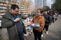 屋外で荷物を受け取るため並ぶ学生（2018年11月14日撮影）。(c)CNS/韋亮