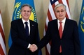 カザフスタンの首都アスタナで握手するカシムジョマルト・トカエフ大統領（右）とアントニー・ブリンケン米国務長官（2023年2月28日撮影）。(c)OLIVIER DOULIERY / POOL / AFP