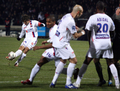 写真は、フリーキックからゴールを狙うリヨンのジュニーニョ・ペルナンブカーノ（%%Juninho Pernambucano%%、左）。(c)AFP/PHILIPPE MERLE