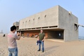 「最も孤独な図書館」で記念撮影をするドイツ人観光客（2019年5月15日撮影）。(c)CNS/翟羽佳