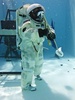 欧州宇宙機関（European Space Agency、ESA）は無重力状態と似たような感覚が得られるとして、宇宙服を着た状態での潜水訓練を行っている。

この訓練はESAと潜水専門会社、仏コメックス（Comex）、さらにアポロ11号（Apollo XI）の打ち上げに使われたエンジンを深海から回収したプロジェクト・チームなどの協力により実施されている。

写真は仏南部マルセイユ（Marseille）にあるプールで宇宙服を着て訓練を行うエルベ・ステブナン（Herve Stevenin）さん（2013年9月2日撮影）。(c)AFP/BORIS HORVAT