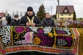 ポーランド・ボホニキで、ベラルーシから越境を試み死亡した移民のために行われる葬儀（2021年11月18日撮影）。(c)Wojtek RADWANSKI / AFP