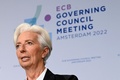 オランダの首都アムステルダムで記者会見した欧州中央銀行（ECB）のクリスティーヌ・ラガルド総裁（2022年6月9日撮影）。(c)JOHN THYS / AFP
