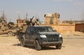 シリア北部ラッカ県ファティサで任務にあたる米軍特殊部隊とシリア民主軍の兵士ら（2016年5月25日撮影）。(c)AFP/DELIL SOULEIMAN