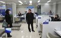 韓国・ソウル（Seoul）で仕事を終え、午後7時に帰宅する韓国中小企業銀行（Industrial Bank of Korea、IBK）の行員たち（2013年2月15日撮影）。(c)AFP/KIM JAE-HWAN