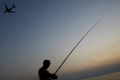 レバノン・ベイルート（Beirut）の海辺で釣りを楽しむ男性(2008年9月15日撮影)。(c)AFP/NICOLAE DUMITRACHE