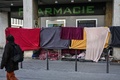 仏リヨンで、ホームレスキャンプの前を歩く男性（2020年3月20日撮影）。(c)PHILIPPE DESMAZES / AFP