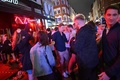 英ロンドンのソーホー地区で、バーの外で「マカレナ」を踊る人たち（2020年7月4日撮影）。(c)JUSTIN TALLIS / AFP