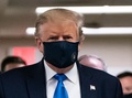 米メリーランド州ベセスダにあるウォルター・リード米軍医療センターを訪れた際にマスクを着用したドナルド・トランプ米大統領（2020年7月11日撮影）。(c)ALEX EDELMAN / AFP
