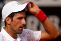 テニス、イタリア国際、男子シングルス準々決勝。帽子に手をやるノバク・ジョコビッチ（2020年9月19日撮影）。(c)Clive Brunskill/ POOL / AFP