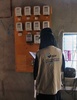 イエメン首都サヌア北西のアブスにある太陽光発電所で電気メーターを点検する女性（2021年3月9日撮影）。(c)AFP