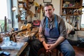 英領北アイルランド・ティローン州クックスタウン郊外にある工房で撮影に応じる楽器製作者のマーティン・マクリーンさん（2020年1月22日撮影）。(c)PAUL FAITH / AFP