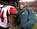 写真は試合を終えファルコンズのフレッド・マクレアリー（%%Fred McCrary%%）と握手を交わすガルシア（右）。(c)AFP/Getty Images Jim McIsaac