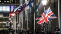 ベルギーの首都ブリュッセルにある欧州議会前で、英国旗を降納するスタッフ（2020年1月31日撮影）。(c)Aris Oikonomou / AFP