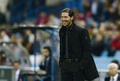 サッカー欧州チャンピオンズリーグ2013-14（UEFA Champions League 2013-14）グループG第4節、アトレティコ・マドリード（Atletico de Madrid）対オーストリア・ウィーン（Austria Vienna）。試合中、笑顔を見せるアトレティコ・マドリードのディエゴ・シメオネ（Diego Simeone）監督（2013年11月6日撮影）。(c)AFP/JAVIER SORIANO