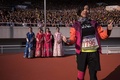 北朝鮮・平壌の金日成競技場で、平壌国際マラソンのスタートを前に写真撮影に応じる外国人出場者（2017年4月9日撮影）。(c)AFP/Ed JONES