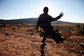 レソト・マセル（Maseru）でボールで遊ぶ少年（2010年5月25日撮影）。(c)AFP/PABALLO THEKISO