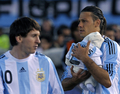 2010年サッカーW杯南アフリカ大会（%%2010 World Cup%%）南米予選第13節、アルゼンチン対コロンビア。試合はアルゼンチンが1-0でコロンビアを下した。南米予選は5節を残しているが、本戦への出場権が与えられる上位4位チームと5位以下のチームがはっきりと分かれている。13節を終えた上位にはブラジル、パラグアイ、チリ、アルゼンチンがつけている。アルゼンチンが1-0でコロンビアを下した。写真は試合前にリオネル・メッシ（%%Lionel Messi%%）の横で息子を抱くアルゼンチンのマルティン・デミチェリス（%%Martin Demichelis%%、右）。（2009年6月6日撮影）（c）AFP/ALEJANDRO PAGNI