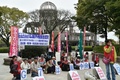広島市の原爆ドーム前でG7外相会合に反対する人たち（2016年4月10日撮影）。(c)AFP/KAZUHIRO NOGI