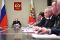 ロシア・モスクワで安全保障会議に出席したウラジーミル・プーチン大統領（左、2023年10月30日撮影）。(c)Gavriil GRIGOROV / POOL / AFP