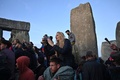 英南西部のソールズベリー平原にある古代遺跡「ストーンヘンジ」で、夏至を祝うために集まった人々（2022年6月21日撮影）。(c)Justin TALLIS / AFP