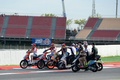 世界ロードレース選手権の第7戦カタルーニャGPで、SAGチームのペップ・サロム選手が転倒事故を起こした場所を確認するドゥカティのアンドレア・ドビツィオーゾ（左）、アンドレア・イアンノーネ、マルク・マルケスら（2016年6月3日撮影）。(c)AFP/JOSEP LAGO