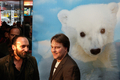 2008年3月2日、ベルリン（Berlin）で、ドキュメンタリー映画『Knut und seine Freunde（クヌートと仲間たち）』のプレミア上映会に登場した監督のMichael Johnson氏（右）と飼育員のトーマス・ドーフライン（Thomas Doerflein）氏。(c)AFP/DDP/SASCHA SCHUERMANN