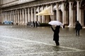 強い雨と風で「アクアアルタ」と呼ばれる高潮が発生したが可動式防潮堤「モーゼ（MOSE）」が稼働しなかったため水に漬かったイタリア・ベネチアのサンマルコ広場で写真を撮る人（2020年12月8日撮影）。(c)ANDREA PATTARO / AFP