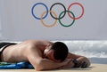 ソチ冬季五輪、クロスカントリースキーの競技開始前に日光浴するボランティアのスタッフ（2014年2月14日撮影）。(c)AFP/KIRILL KUDRYAVTSEV