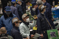 東京・豊洲市場で行われるマグロの初競り（2021年1月5日撮影）。(c)Philip FONG / AFP