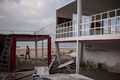 韓国南部釜山の海雲台海水浴場で、台風18号により被害を受けた釜山国際映画祭（BIFF）の仮設施設を片付ける作業員（2016年10月6日撮影）。(c)AFP/Ed Jones