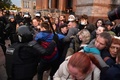 ロシア・サンクトペテルブルクで、ウラジーミル・プーチン大統領が発表した部分的動員令に反対するデモに参加し、警察に拘束される人（2022年9月21日撮影）。(c)OLGA MALTSEVA / AFP