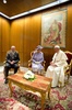 バチカンを訪問し、ローマ・カトリック教会のフランシスコ（Francis）法王（右）と会談する英国のエリザベス女王（Queen Elizabeth II、中央）とフィリップ殿下（Prince Philip、左、2014年4月3日撮影）。(c)AFP/OSSERVATORE ROMANO