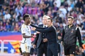 23-24スペイン1部リーグ第11節、FCバルセロナ対レアル・マドリード。FCバルセロナのシャビ・エルナンデス監督（右手前）になだめられるレアル・マドリードのビニシウス・ジュニオール（左、2023年10月28日撮影）。(c)Josep LAGO/ AFP