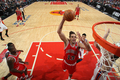 11-12NBAは12日、各地で試合が行われ、シカゴ・ブルズ（Chicago Bulls）は104-99でニューヨーク・ニックス（New York Knicks）に勝利した。

ダンクシュートを狙うシカゴ・ブルズのヨアキン・ノア（Joakim Noah、2012年3月12日撮影）。(c)AFP/Getty Images/NBAE/Gary Dineen