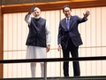 東京・元赤坂の迎賓館で、手を振るナレンドラ・モディ印首相（左）と岸田文雄首相（2022年5月24日撮影）。(c)Franck ROBICHON / POOL / AFP
