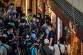 香港のショッピングモールで開かれた集会で男性（中央）を取り調べる警察（2020年6月30日撮影）。(c)Anthony WALLACE / AFP