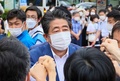 横浜で支持者にあいさつする安倍晋三元首相（2022年7月6日撮影）。(c)Yoshikazu Tsuno / AFP
