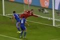 サッカーW杯ブラジル大会（2014 World Cup）グループF、アルゼンチン対ボスニア・ヘルツェゴビナ。セーブも及ばずアルゼンチンに得点を許すボスニア・ヘルツェゴビナのGKアスミール・ベゴヴィッチ（Asmir Begovic、奥、2014年6月15日撮影）。(c)AFP/YASUYOSHI CHIBA