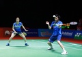 バドミントン、インドネシア・オープン、混合ダブルス準決勝。試合に臨む渡辺勇大（右）/東野有紗組（2021年11月27日撮影）。(c)AFP PHOTO / Badminton Association of Indonesia