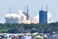 中国南部・海南省の文昌衛星発射センターから、独自に建設中の宇宙ステーションに連結する二つ目の実験棟「問天」を搭載して打ち上げられたロケット（2022年7月24日撮影）。(c)CNS / AFP