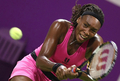 女子テニス、ソニー・エリクソン・チャンピオンシップ（%%Sony Ericsson Championships - Doha 2009%%）シングルス準決勝。大会第7シードのヴィーナス・ウィリアムス（%%Venus Williams%%、米国）は、大会第8シードのエレナ・ヤンコビッチ（%%Jelena Jankovic%%、セルビア）と対戦。ヴィーナスは5-7、6-3、6-4で勝利し、決勝に進出した。写真はリターンショットを返すヴィーナス・ウィリアムス。（2009年10月31日撮影）(c)AFP/KARIM JAAFAR