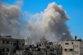 パレスチナ自治区ガザ市にあるシファ病院周辺へのイスラエル軍の攻撃によって立ち上る煙（2024年3月28日撮影）。(c)AFP