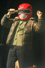 2007年6月22日、サマセット（Somerset）のピルトン（Pilton）で開催されている「グラストンベリー・フェスティバル（Glastonbury festival）」でパフォーマンスを披露するスーパー・ファーリー・アニマルズ（Super Furry Animals）のボーカル、グリフ・リース（%%Gruff Rhys%%）。(c)AFP/CARL DE SOUZA