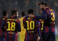 サッカー欧州チャンピオンズリーグ2014-15（UEFA Champions League 2014-15）グループF第5節、アポエル・ニコシア（APOEL Nicosia）対FCバルセロナ（FC Barcelona）。ジョルディ・アルバ（Jordi Alba、左）、ジェラール・ピケ（Gerard Pique、右）と得点を喜ぶFCバルセロナのリオネル・メッシ（Lionel Messi、2014年11月25日撮影）。(c)AFP/YIANNIS KOURTOGLOU