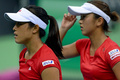 女子テニス、国別対抗戦フェドカップ（2013 Fed Cup）、ワールドグループ1部1回戦、ロシア対日本。第5試合のダブルスに臨む森田あゆみ（Ayumi Morita）と土居美咲（Misaki Doi、右、2013年2月10日撮影）。(c)AFP/KIRILL KUDRYAVTSEV