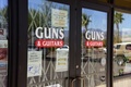米ネバダ州メスキートにある、スティーブン・パドック容疑者が銃を購入した銃器販売店「ガンズ・アンド・ギターズ」の入り口（2017年10月3日撮影）。(c)AFP/Robyn Beck